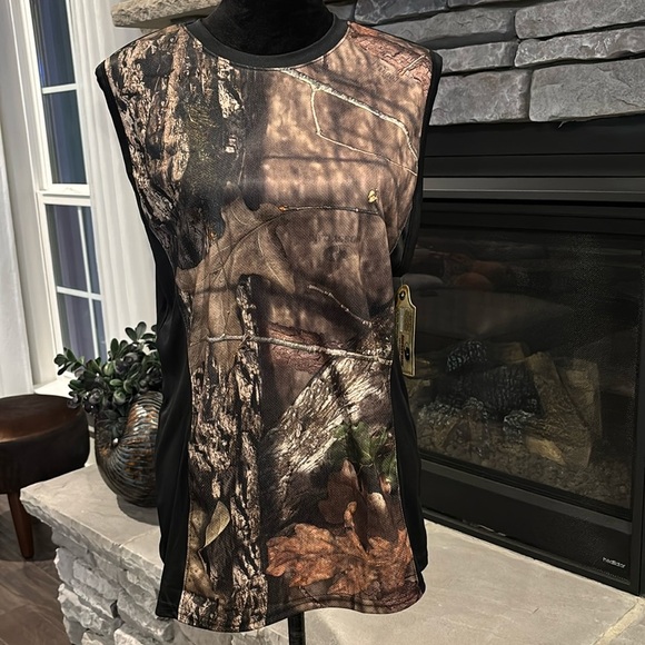 Mossy Oak Camo Print, sleeveless muscle tank,lightweight,solid back - Picture 1 of 7